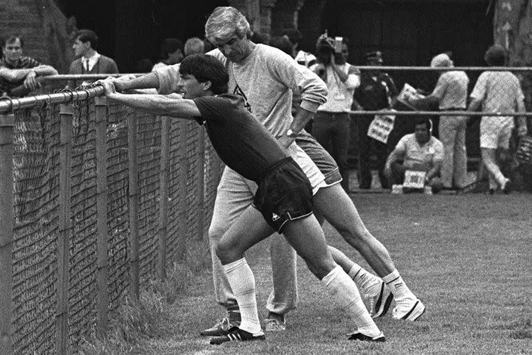 Daniel Passarella junto al doctor Madero durante un entrenamiento durante la Copa del Mundo de 1986