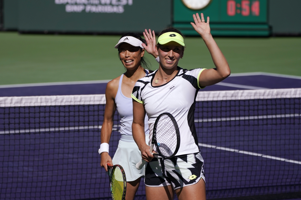 ▲我國網球一姊謝淑薇和比利時搭檔Elise Mertens。（圖／美聯社／達志影像）