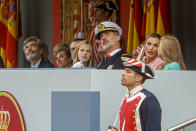 El monarca demostró una gran complicidad con su sucesora, mientras que la soberana compartió confidencias con su hija menor. (Foto: Europa Press News / Getty Images)