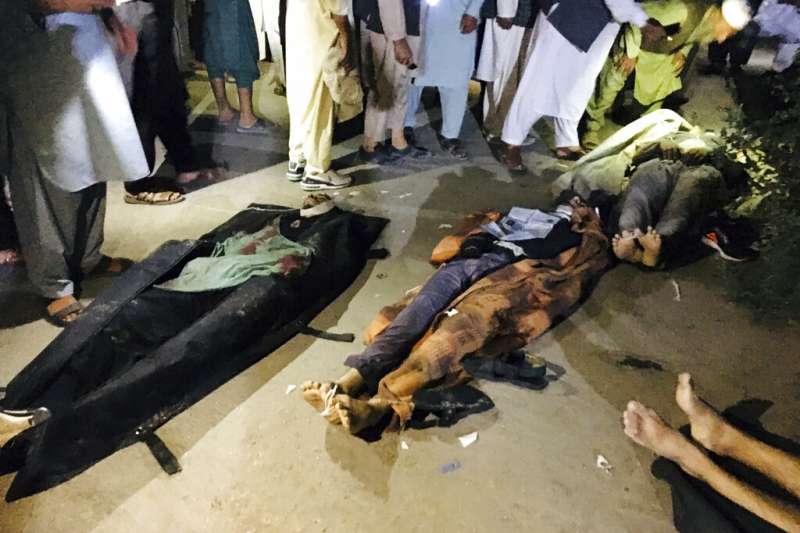 2021年8月26日，阿富汗的卡札國際機場遭到自殺炸彈攻擊，罹難者遺體被擺放在醫院外。（美聯社）