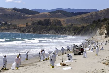 Crews clean up El Capitan State Beach after a massive oil spill on the Californian coast in Goleta, California May 22, 2015. REUTERS/Jonathan Alcorn/File Photo