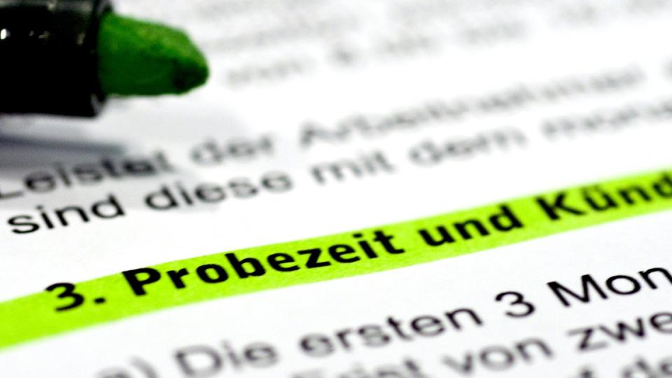 Die Probezeit kann der Arbeitgeber nicht einseitig verlängern. Sehr wohl aber, wenn der Arbeitnehmer zugestimmt hat.