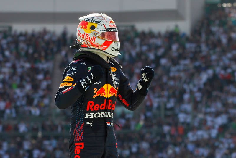 Max Verstappen celebra tras finalizar en primer lugar la carrera del Gran Premio de México de la F1