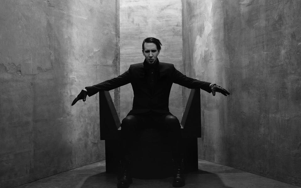 Die Story passte natürlich perfekt zu ihm: Marilyn Manson wurde oft damit konfrontiert, Mitglied und sogar "Minister" in der Church of Satan zu sein. Manson spielte die Geschichte immer herunter, er sei nicht wichtig für die CoS und sie sei nicht wichtig für ihn. Wahr ist aber: Manson war eng mit CoS-Gründer Anton LaVey befreundet. (Bild: Nicholas Alan Cope / Universal)