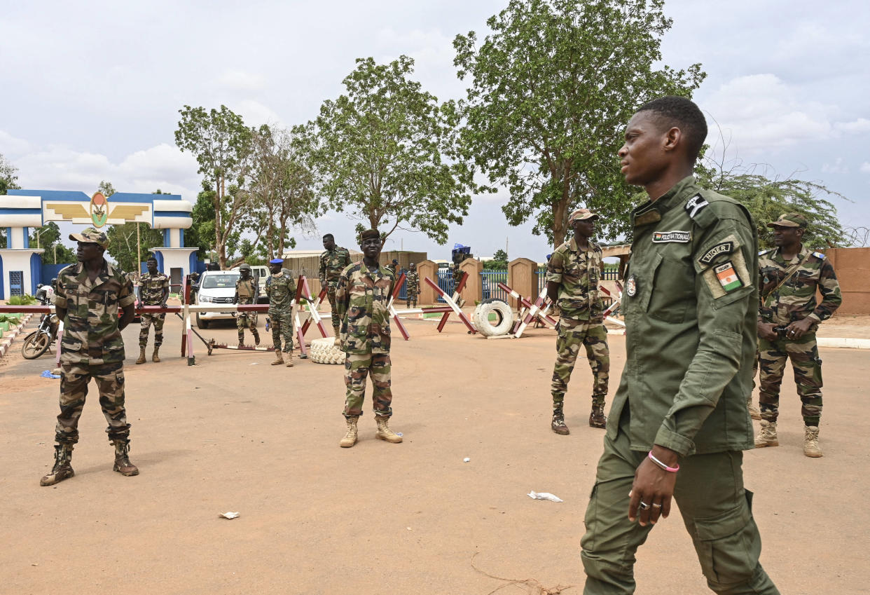 Des soldats nigériens lors d’une manifestation pro putschistes à Niamey le 11 août près d’une base militaire française.