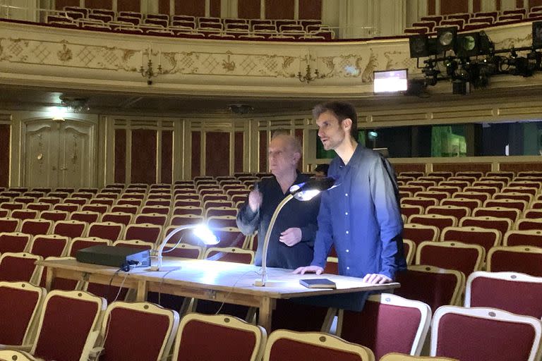 Damián Szifron y Daniel Barenboim en 2019, durante la preparación en Berlín de la puesta de la ópera Sansón y Dalila que ambos compartieron