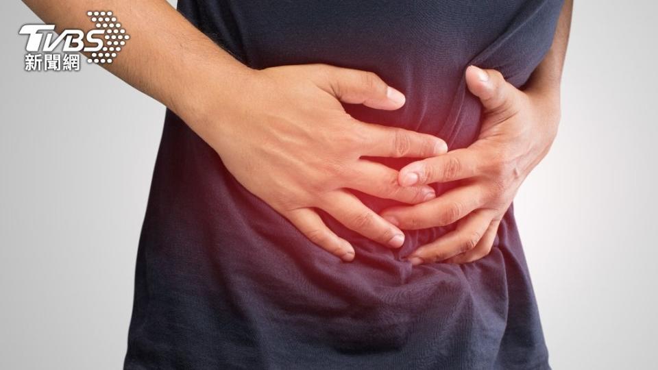 胃癌初期通常會出現腹部不適。（示意圖，非當事人／shutterstock達志影像）