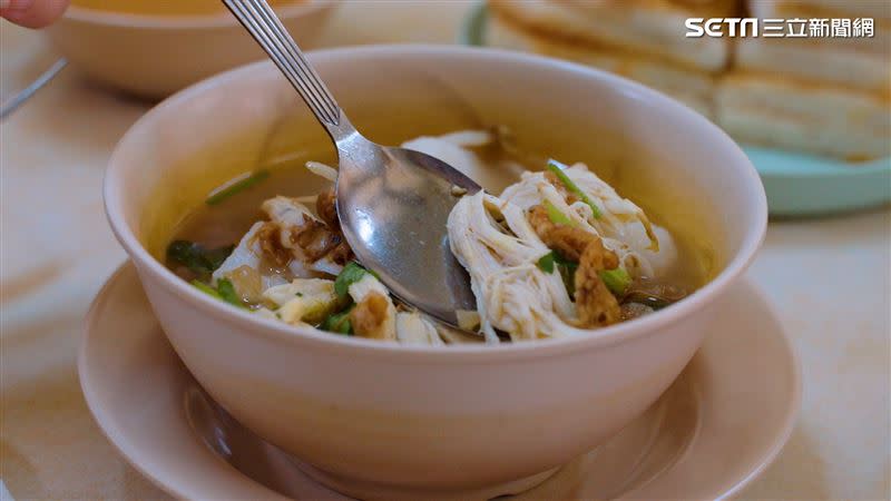 四方形小飯糰與雞湯巧妙結合，成為當地才吃得到的料理「索托」(Soto)。（圖／記者戴華辰攝影）