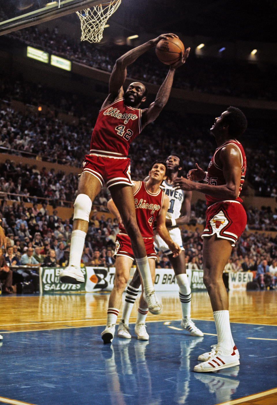 Nate Thurmond grabs a rebound during a game in 1974. (George Gojkovich/Getty Images)