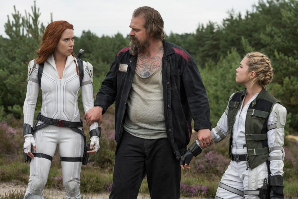 Scarlett Johansson, David Harbour, and Florence Pugh standing