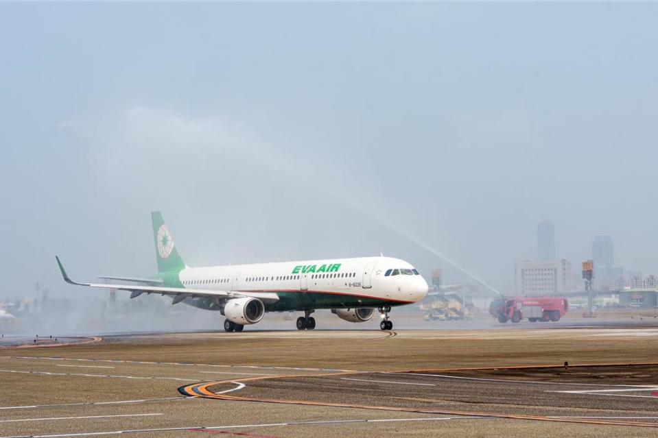 長榮航空即日起提供每日1班高雄-香港飛航服務，並自5月15日增為每日2班，高雄國際航空站特別安排灑水儀式，慶祝長榮航空高雄-香港航線正式啟航。圖／長榮航空