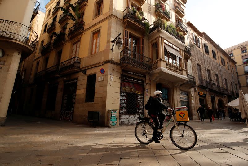 Geraldine Caillaud, miembro de la empresa de reparto de bicicletas Les Mercedes, recorre el barrio gótico de Barcelona