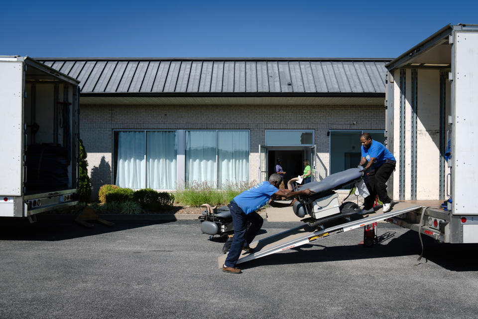 Trabajadores de mudanzas sacan una camilla médica de un camión frente a Choices, la clínica de abortos en Carbondale, Illinois, el 12 de septiembre de 2022. (Erin Schaff/The New York Times).