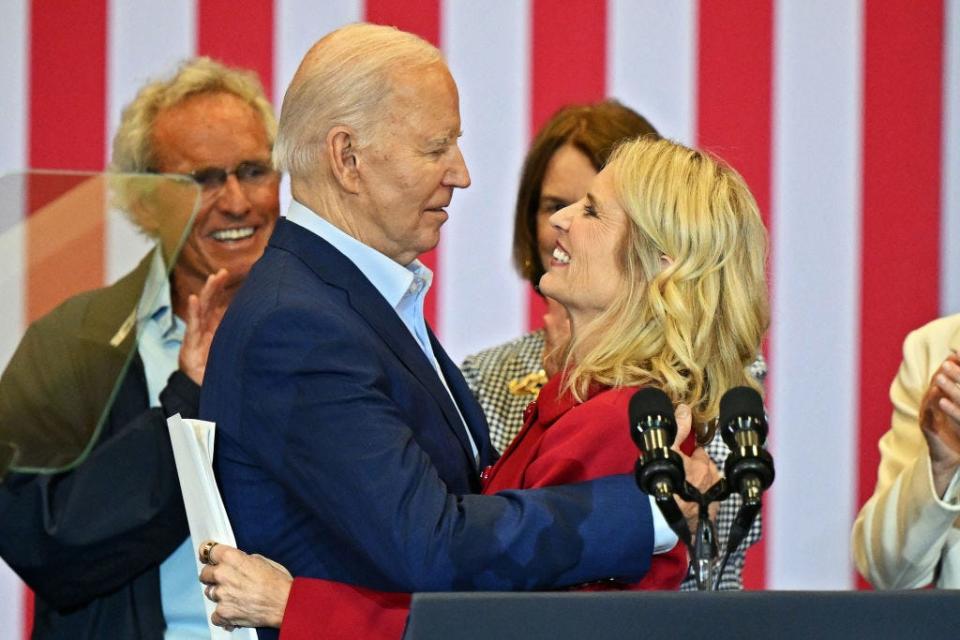 Joe Biden omhelst Kerry Kennedy nadat zij publiekelijk zijn presidentiële campagne heeft gesteund