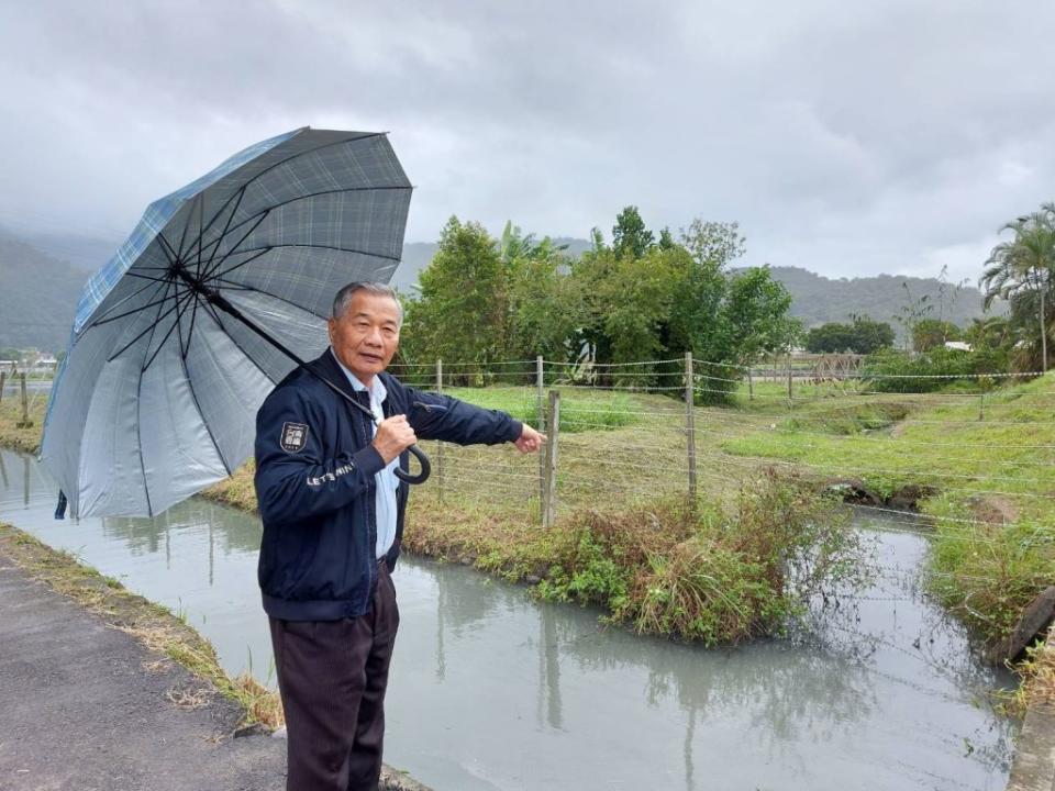 拱照村長鄭阿財表示，宜蘭監獄所排廢水就流入下游，並造成魚群死亡。（記者游宏洋攝）