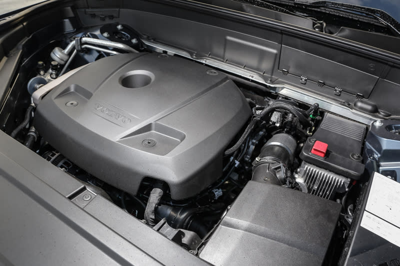 T5車型採用與T6車型相同引擎本體，同樣為2.0升渦輪增壓汽油引擎，但少了機械增壓系統，讓動力表現下降到254hp/35.7kgm水準。