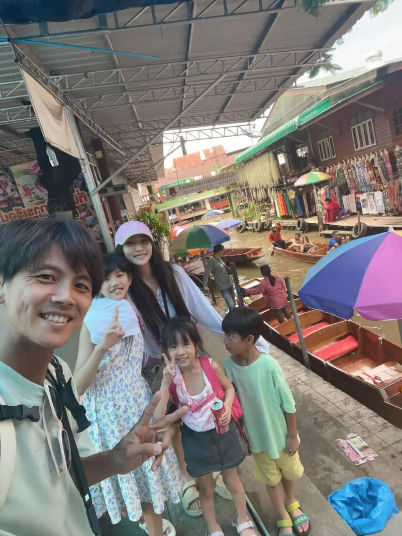 ▲阿翔一家人暑假遊泰國水上市場。（圖／時代創藝提供）
