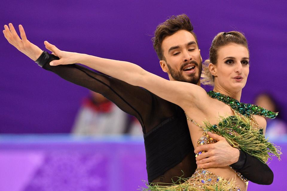 <p>France’s Gabriella Papadakis and France’s Guillaume Cizeron compete in the ice dance short dance of the figure skating event during the Pyeongchang 2018 Winter Olympic Games at the Gangneung Ice Arena in Gangneung on February 19, 2018. / AFP PHOTO / Mladen ANTONOV </p>