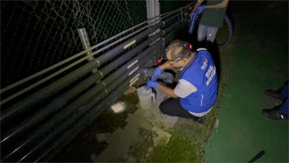 工廠趁雨偷排廢水　遭環保局當場抓包