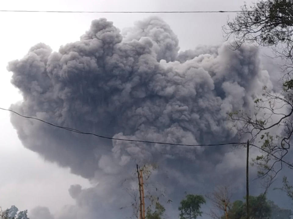 <p>El volcán arrojó ceniza caliente a una distancia de 3,000 metros a principios de diciembre</p> (AP)