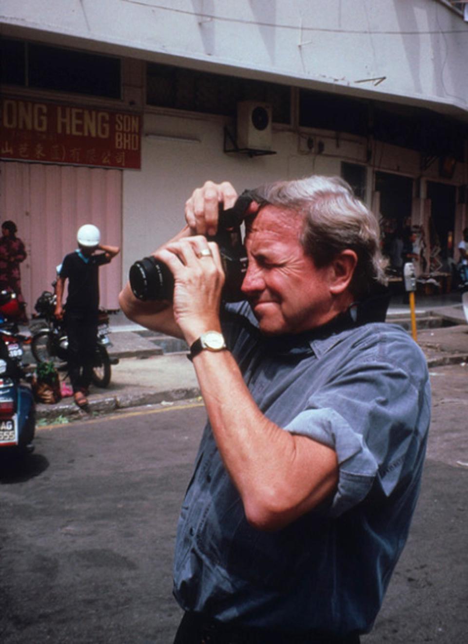 Rauschenberg during a research trip for Roci Malaysia in 1989 (Terry Van Brunt/Robert Rauschenberg Foundation)