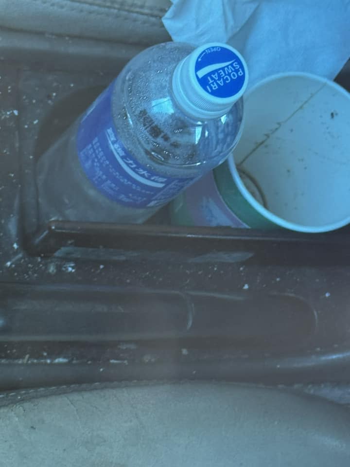 <strong>車內的紙杯邊緣有疑似菸灰的殘跡。（圖／翻攝自葛斯齊臉書）</strong>