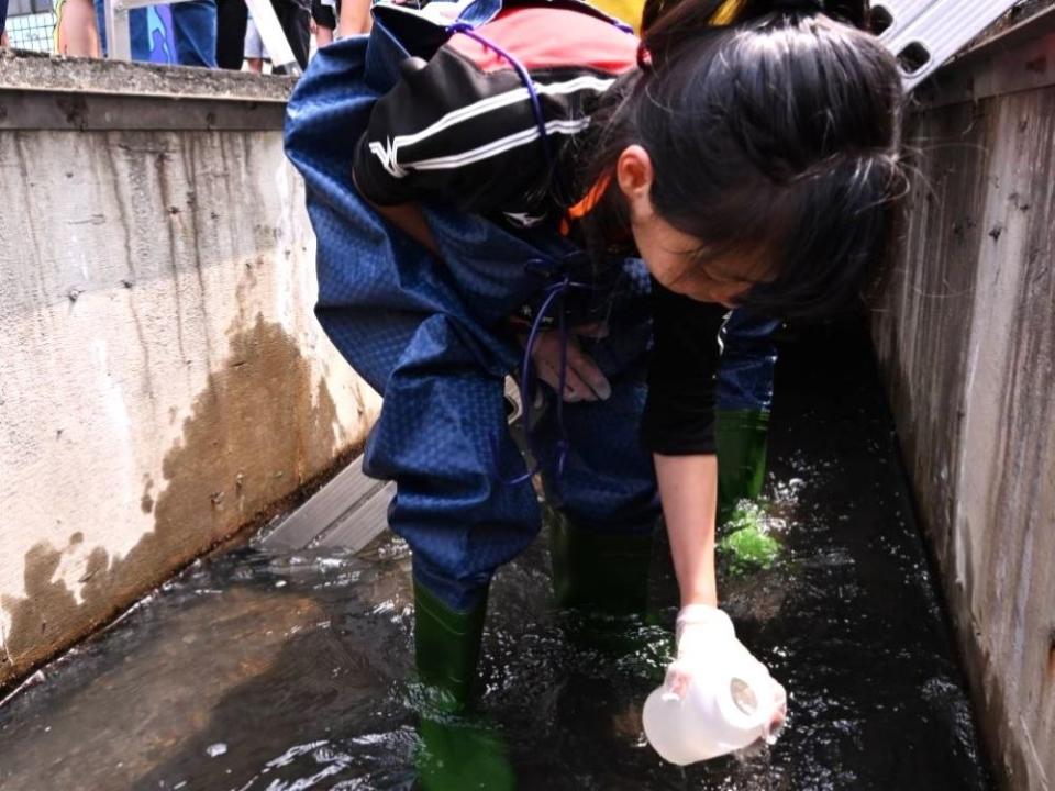 《圖說》小局長體驗採集水樣。〈環保局提供〉