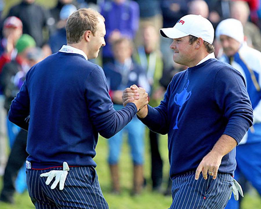 Jordan Spieth (l.) und Patrick Reed gelingt ein 5&4-Erfolg für die Amerikaner