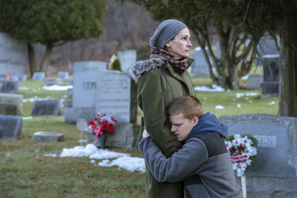 En esta imagen difundida por Roadside Attractions, Lucas Hedges, a la derecha, y Julia Roberts en una escena de "Ben is Back". (Mark Schafer/Roadside Attractions vía AP)