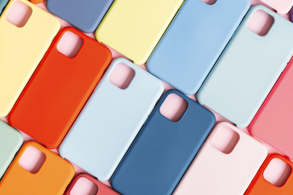 ¿Merece la pena tapar el diseño de tu celular con una funda protectora? Foto: Getty Images. 