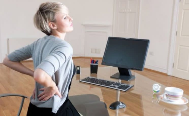 Los dos principales problemas de salud laboral son los dolores en la espalda (que puede acabar en lesiones osteomusculares) y el trastorno de trauma acumulativo. (Foto: Getty)