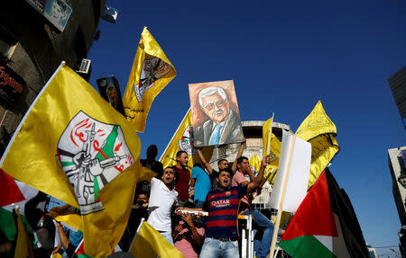 Palestinians take part in a rally in support of Palestinian President Mahmoud Abbas in the West Bank city of Ramallah October 4, 2016. REUTERS/Mohamad Torokman/File Photo