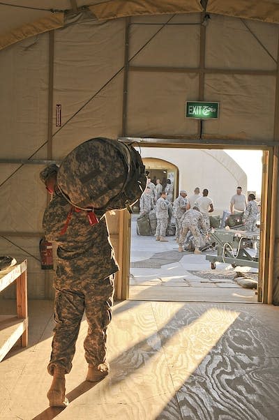 Un soldado estadounidense lleva una bolsa de lona a la zona de carga antes de que sea registrada durante una miniescapada en Camp Virginia, Kuwait, 7 de diciembre de 2011. <a href="https://commons.wikimedia.org/wiki/File:111207-A-TH293-151_(6482625127).jpg" rel="nofollow noopener" target="_blank" data-ylk="slk:U.S. military or Department of Defense / Wikimedia Commons;elm:context_link;itc:0;sec:content-canvas" class="link ">U.S. military or Department of Defense / Wikimedia Commons</a>