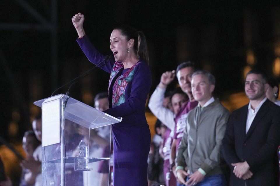 ARCHIVO - La candidata presidencial del partido gobernante, Claudia Sheinbaum, se dirige a sus seguidores en el Zócalo, la plaza principal de la Ciudad de México, luego de que el Instituto Nacional Electoral anunciara que tenía una ventaja irreversible en las elecciones del 3 de junio de 2024. (AP Foto/Marco Ugarte, Archivo)