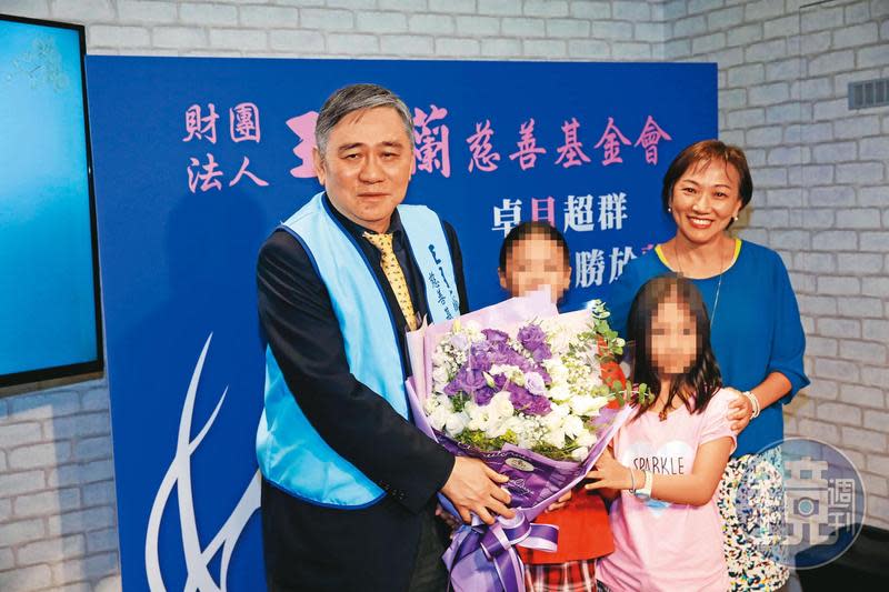 宏仁集團總裁王文洋（左）成立王月蘭基金會，基金會捐款給慈善團體衍生補稅風波，已聲請大法官解釋。