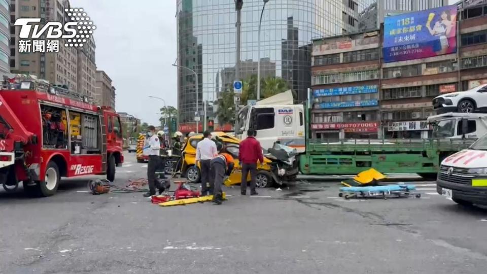 計程車卡在大貨車車頭。（圖／TVBS）