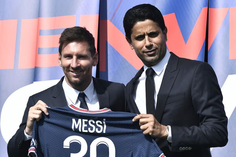 Nasser Al-Khlaifi, presidente de PSG, durante la presentación de Lionel Messi como nuevo jugador del club, en agosto de 2021