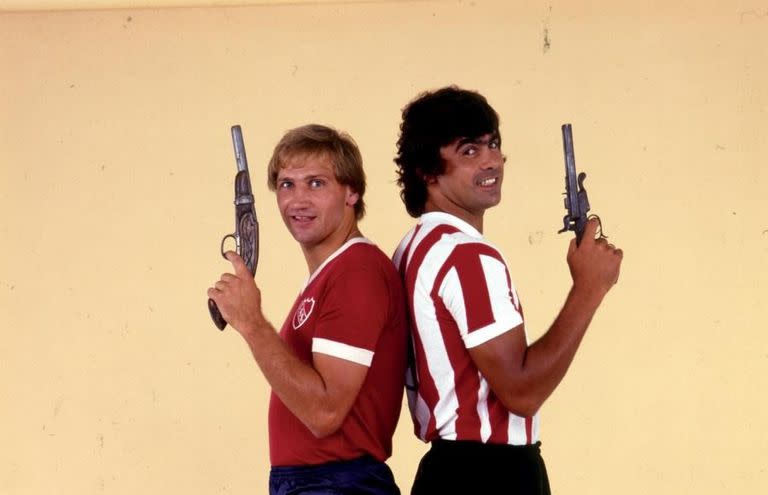 Enzo Trossero y José Luis Brown, capitanes de Independiente y Estudiantes, en una producción de la revista El Gráfico previa a la final del torneo Nacional 1983