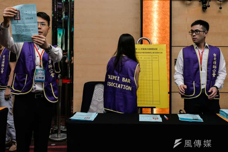 20170909-台北律師公會會員大會，工作人員進行開票。（甘岱民攝）