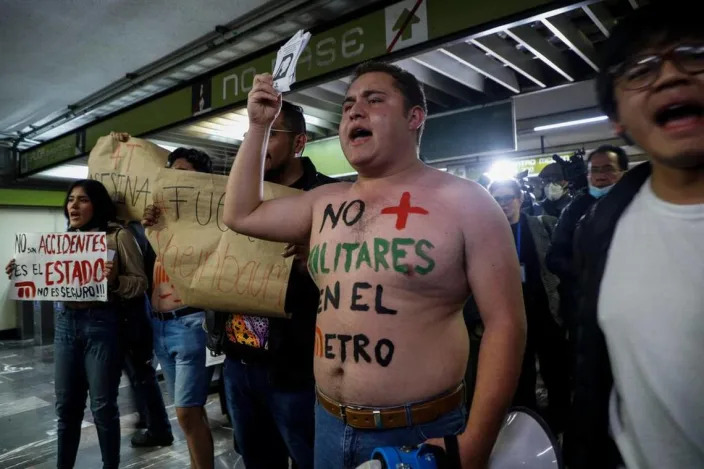 Activistas protestaron este miércoles en la estación de metro Centro Médico de la Ciudad de México para insistir en que se retire a los 6,000 elementos de la Guardia Nacional, a cargo del Ejército, que desde la semana pasada cumplen con labores de seguridad en las estaciones.