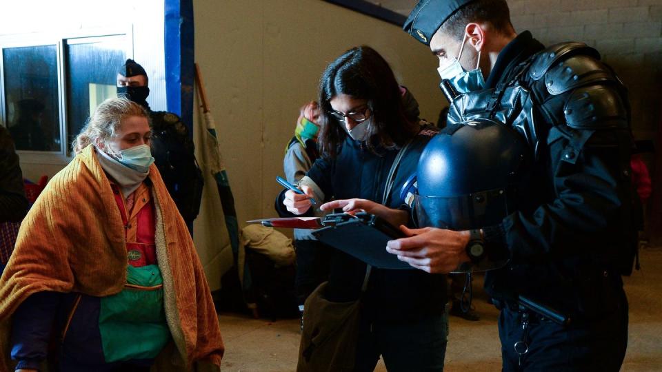 Polizisten notieren die Personalien von Jugendlichen nach dem Abbruch einer Party in einem in der Nähe gelegenen Hangar etwa 40 km südlich von Rennes.