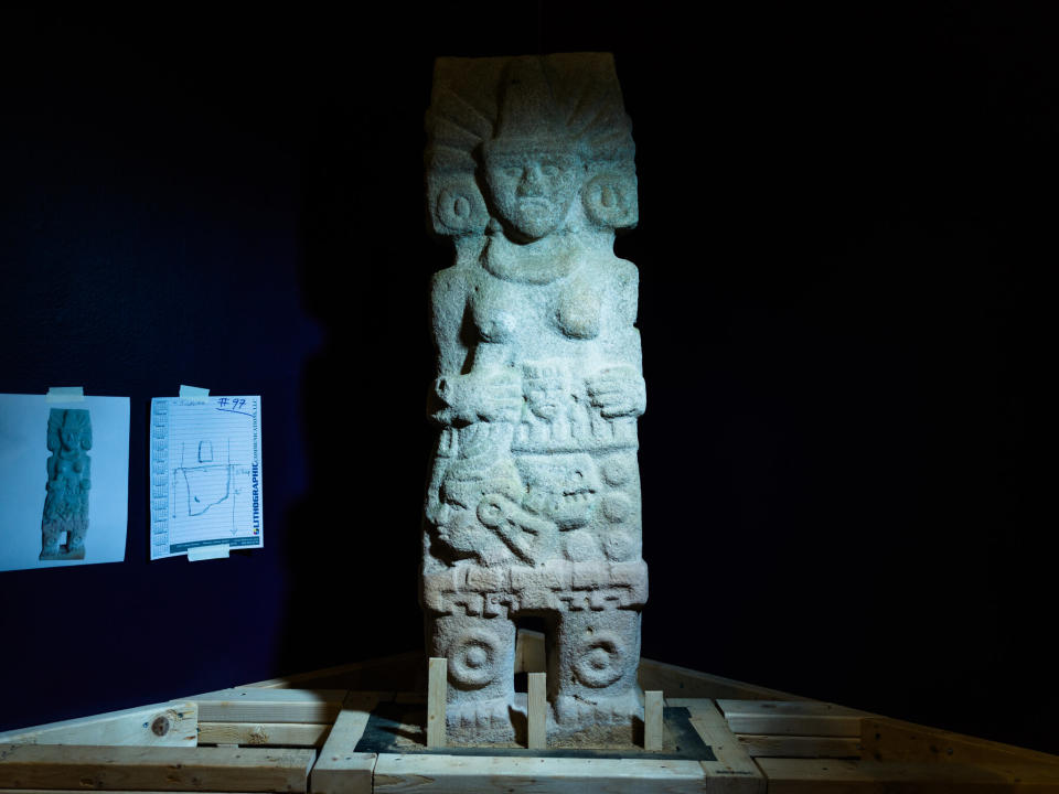 David Antonio Morales, arqueólogo del Instituto Nacional de Antropología e Historia de Veracruz, con una escultura, La señora de Tempoal. (Sebastian Hidalgo/The New York Times)