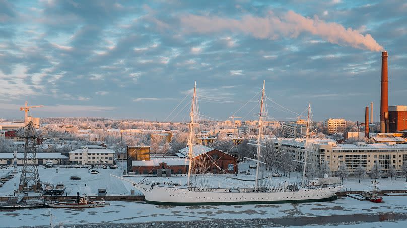 Die zugefrorene Aura in Turku, Finnland