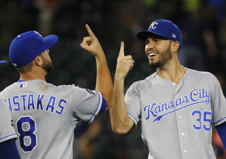 <p>Mike Moustakas (l.) und Eric Hosmer vom US-amerikanischen Baseballteam Kansas City feiern den Sieg über die Detroit Tigers im US-amerikanischen Detroit. (Bild: AP Photo/Paul Sancya) </p>