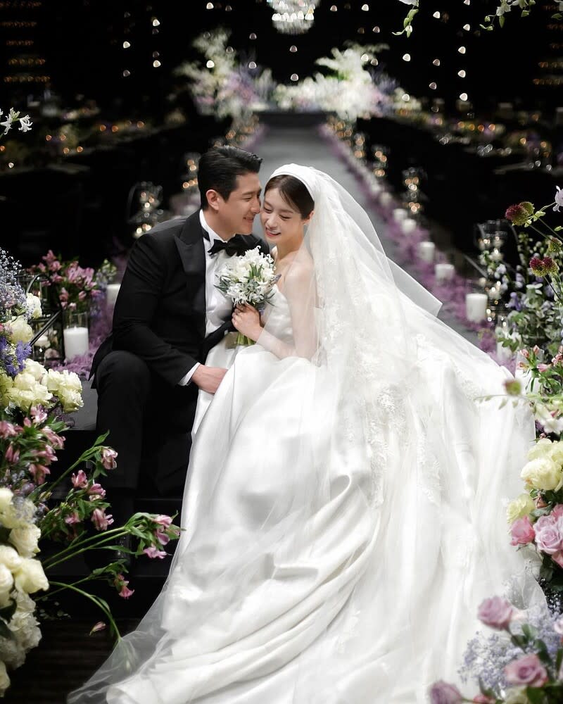 有門面女神之稱的成員芝妍，在12月10日與韓國職棒選手黃載均結婚