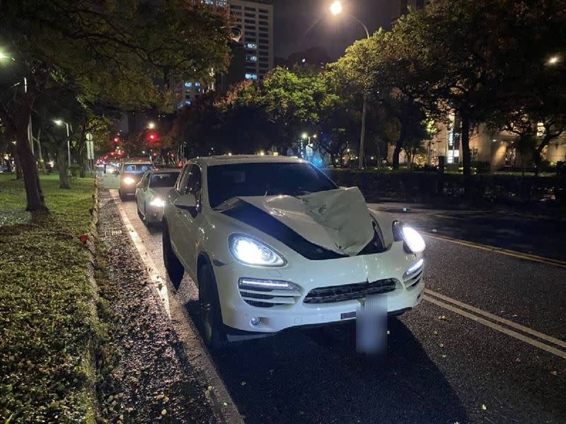 一名外籍男子闖越車道，結果遭酒駕的保時捷撞飛。（圖／翻攝畫面）