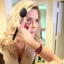 Actualmente Sonya está grabando una serie web para Telemundo que se llama “Secreteando” y aquí la vemos en las manos de la maquilladora preparándose para las cámaras y la acción.