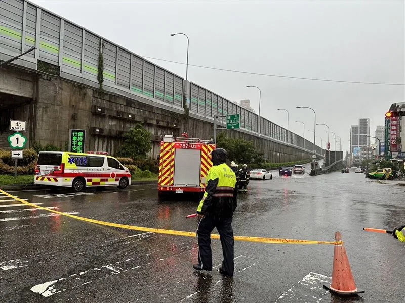 三民區九如高速公路北上匝道口一度因為積水導致車拋錨，緊急封閉。（圖／翻攝畫面）