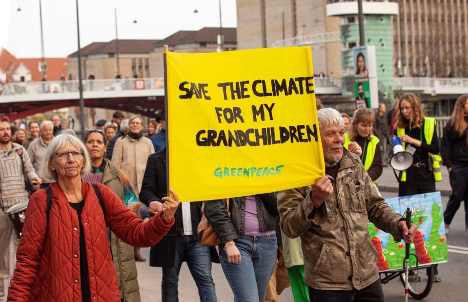 Dans la sphère familiale, certains jeunes militants contre le dérèglement climatique peuvent se retrouver à jouer le rôle de référent, voire à politiser leurs aînés sur les questions environnementales. <a href="https://www.shutterstock.com/fr/image-photo/grandparents-holding-sign-reading-save-climate-2220213349" rel="nofollow noopener" target="_blank" data-ylk="slk:Oleschwander/Shutterstock;elm:context_link;itc:0;sec:content-canvas" class="link ">Oleschwander/Shutterstock</a>