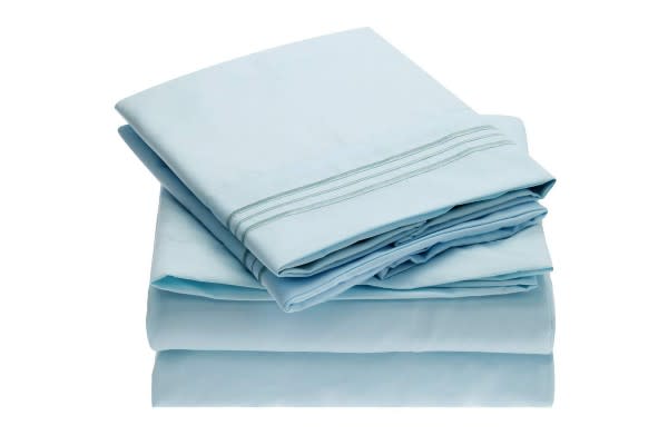 Mellanni Sheet Set Brushed Microfiber 1800 Bedding. (Photo: Amazon)